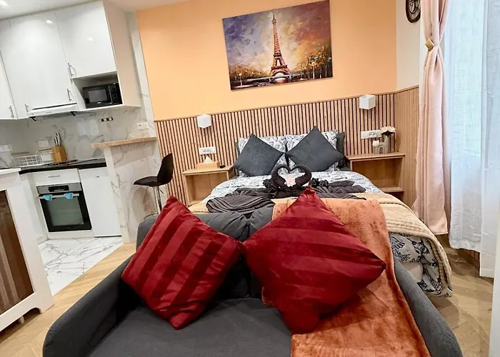 Bright In Center Butte Aux Cailles Metro 7 & 14 パリ