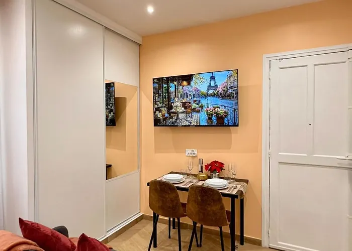 Bright In Center Butte Aux Cailles Metro 7 & 14 * パリ