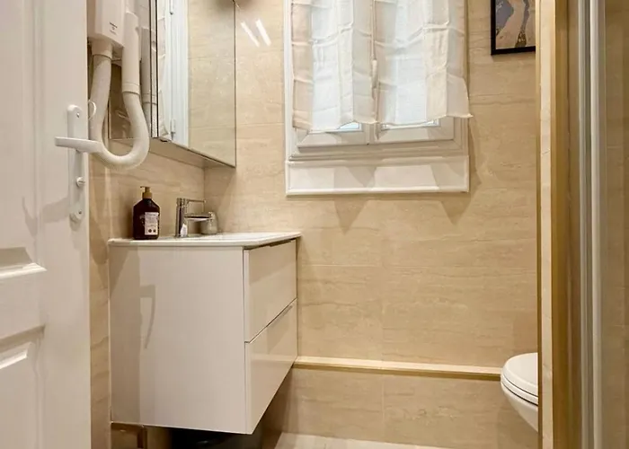 Bright In Center Butte Aux Cailles Metro 7 & 14 パリ