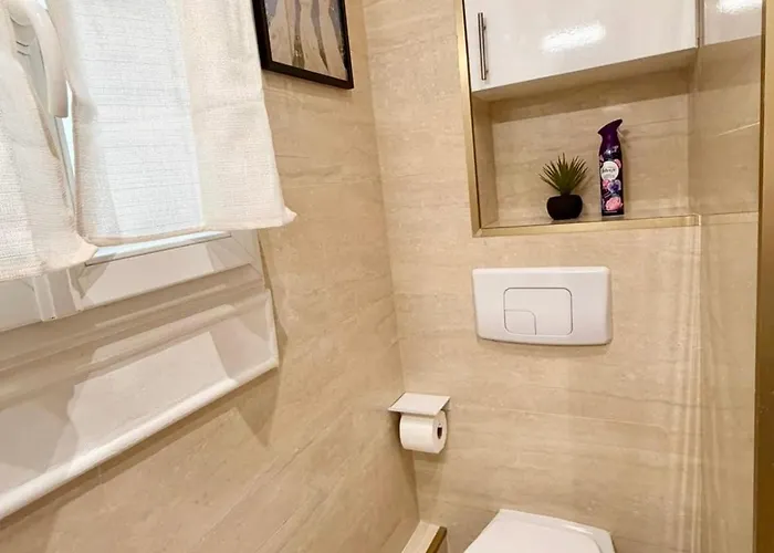 Bright In Center Butte Aux Cailles Metro 7 & 14 * パリ